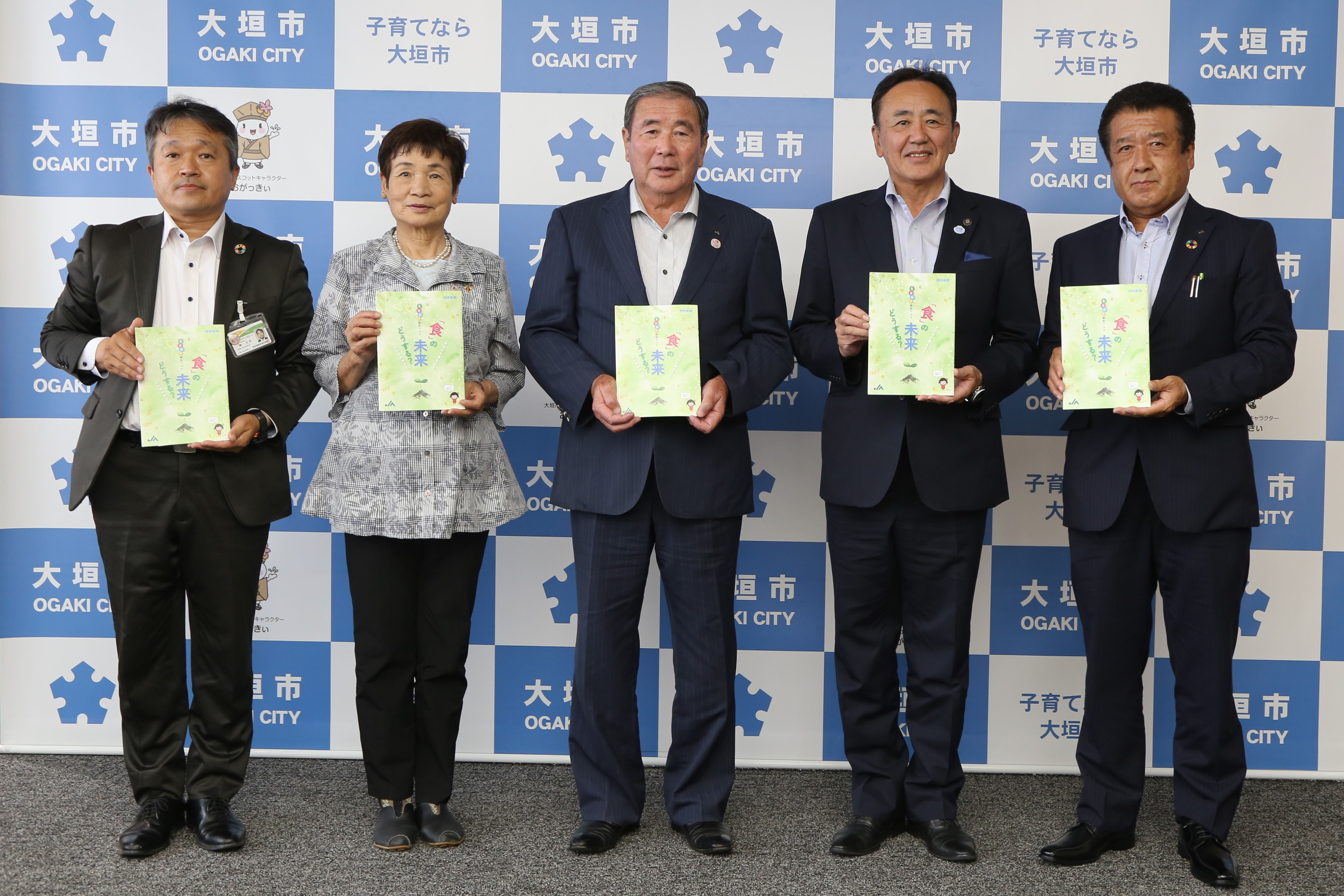 石田市長（左から4人目）にＳＤＧｓ探究本を渡す小林組合長（左から3人目）