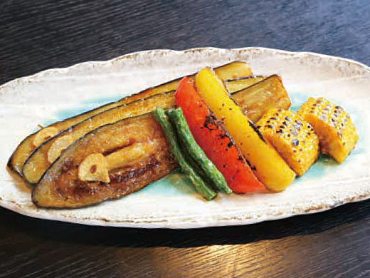 野菜の彩りが食欲をそそる ナスのステーキ
