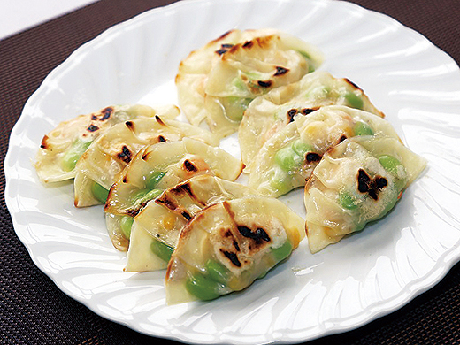 彩鮮やかでちょっと涼しげ　餃子の皮でエダマメ包み