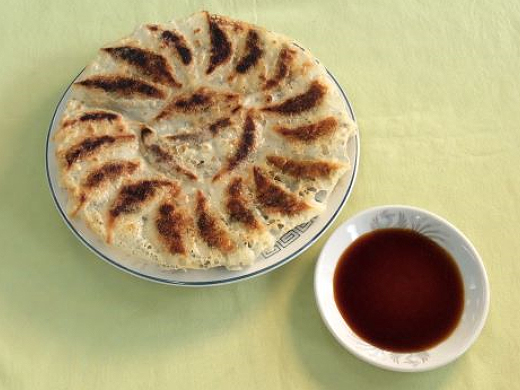 小松菜が苦手な人でも食べやすいひき肉より豆腐の割合が多いのでヘルシー 小松菜と豆腐の焼き餃子