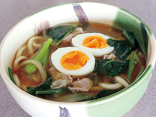 寒い冬に温まる　小松菜の煮込みうどん