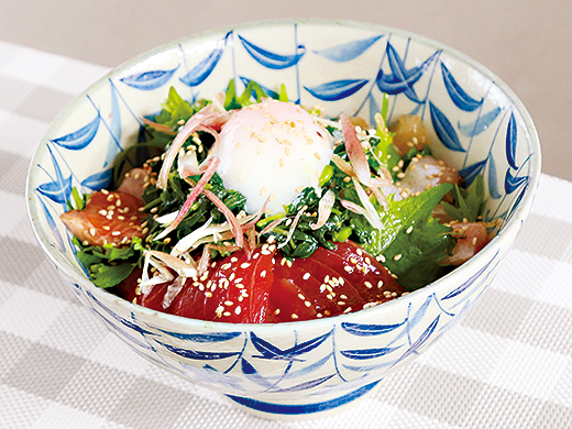 栄養満点！ねばり気がやみつきに　モロへイヤを使ったピリ辛海鮮丼