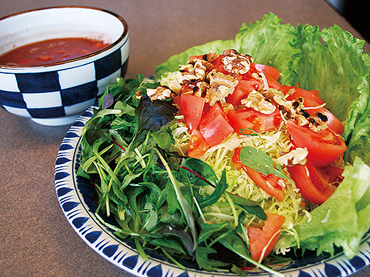 野菜たっぷりボリューム満点! トマトソースで食べるサラダ