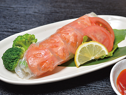 クセになるおいしさ 冬春トマトの生春巻き