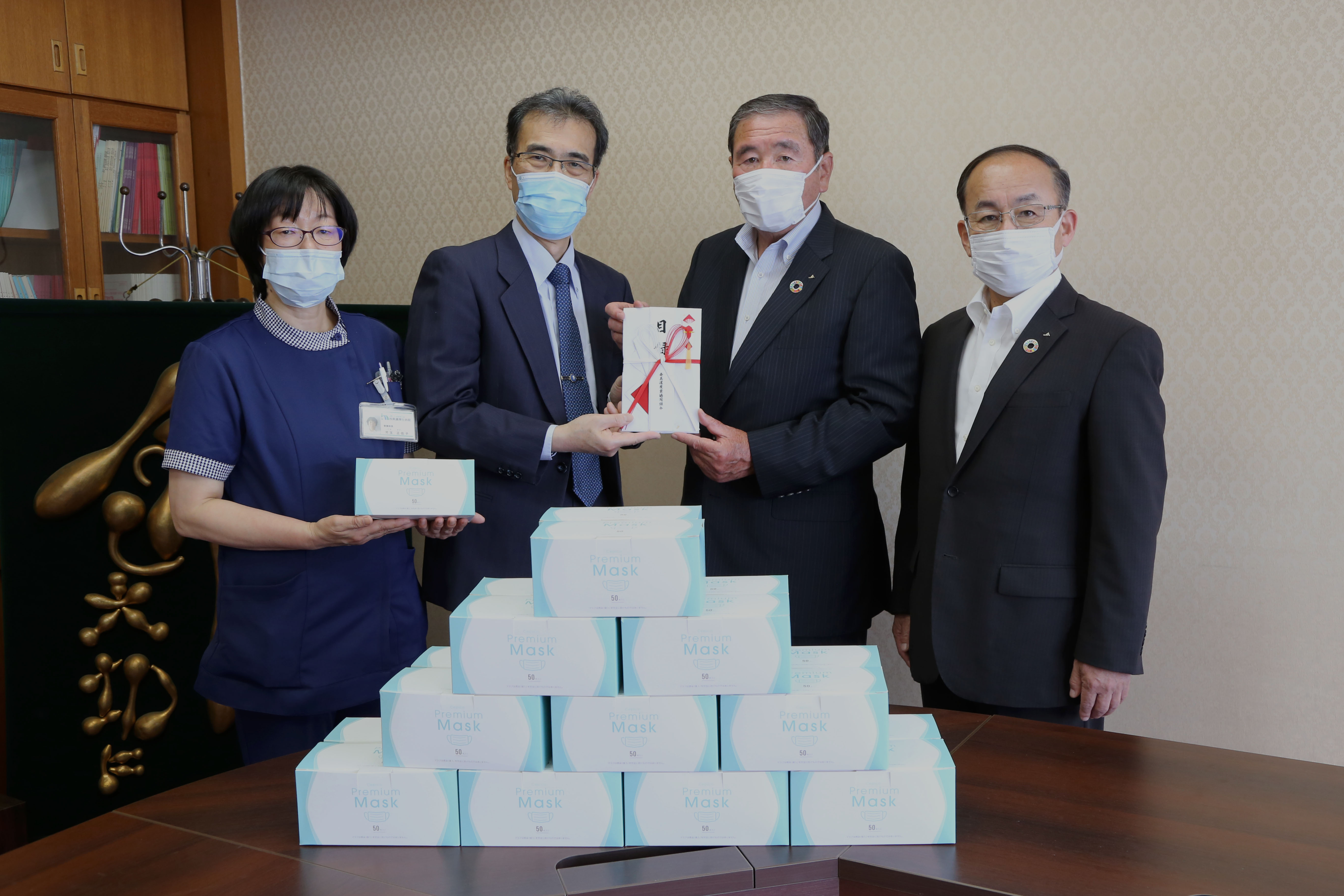 西脇院長(左から2人目)に目録を手渡す小林組合長ら関係者