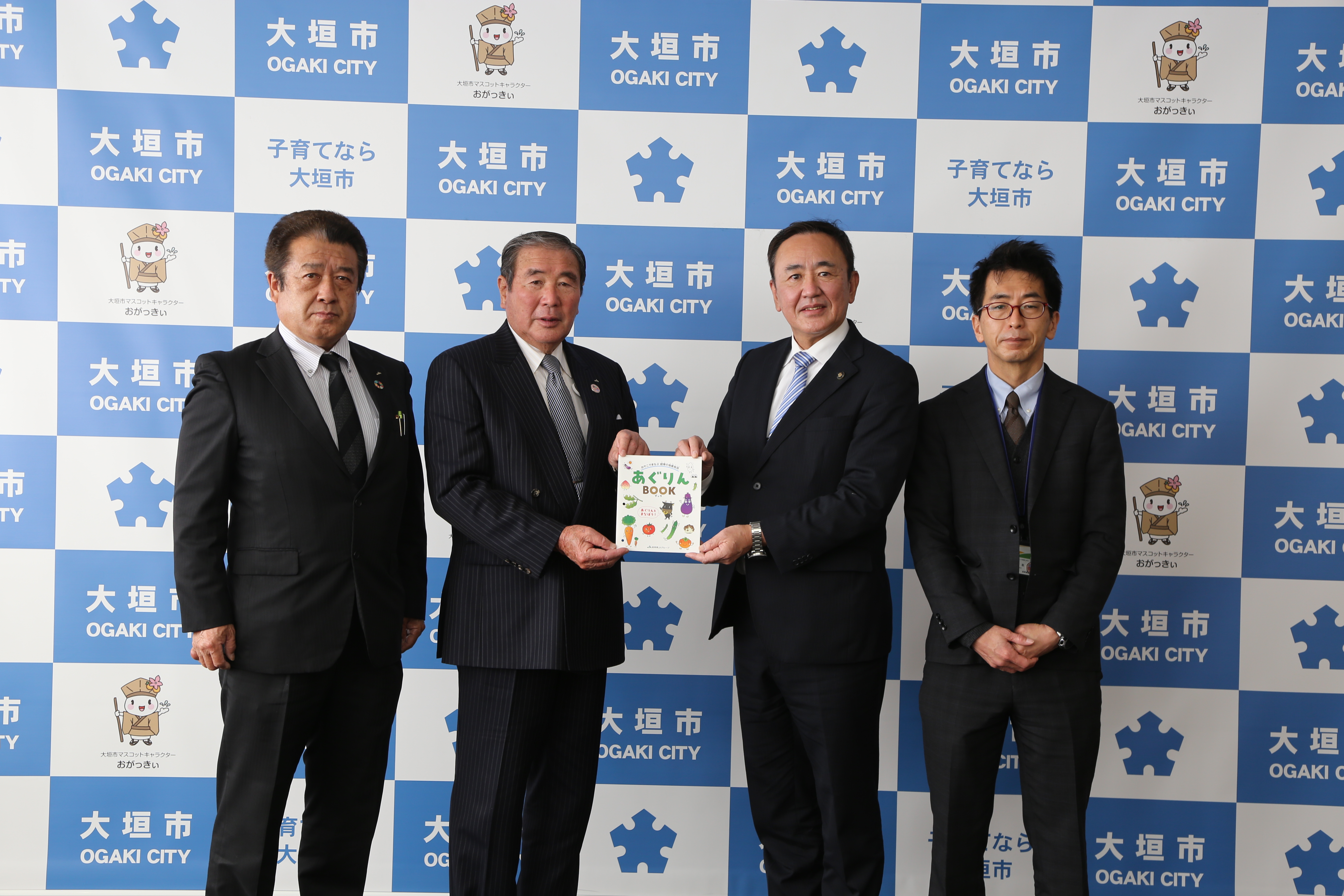 親子で楽しみながら学んで 食農教育啓発本「あぐりんBOOK」贈呈