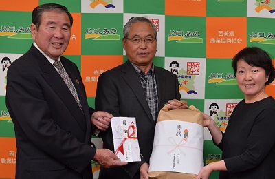 コンクールに出品されたおいしい米を寄贈