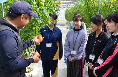 インターンシップで農家と交流