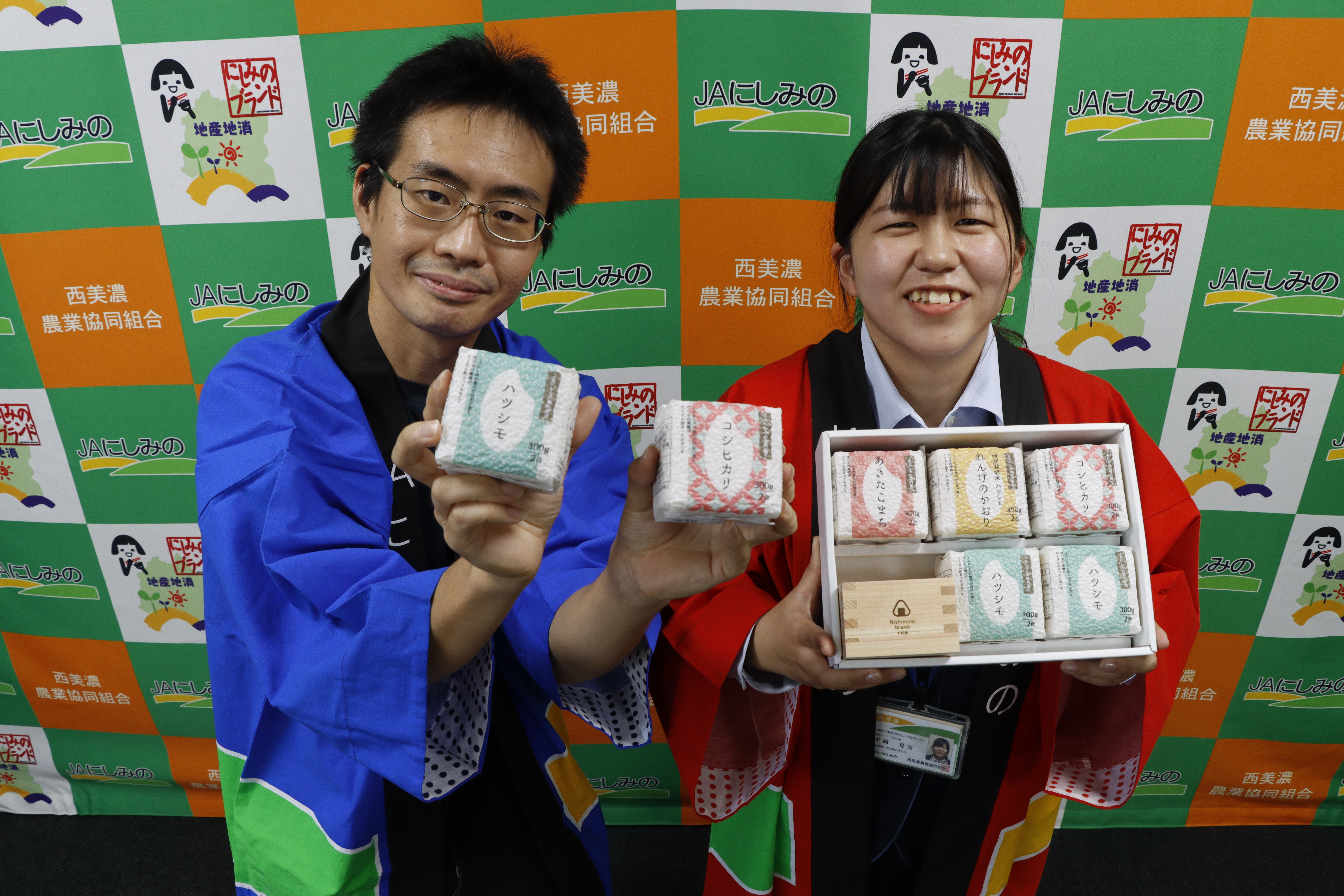 キューブ米とギフトボックスをPRする職員