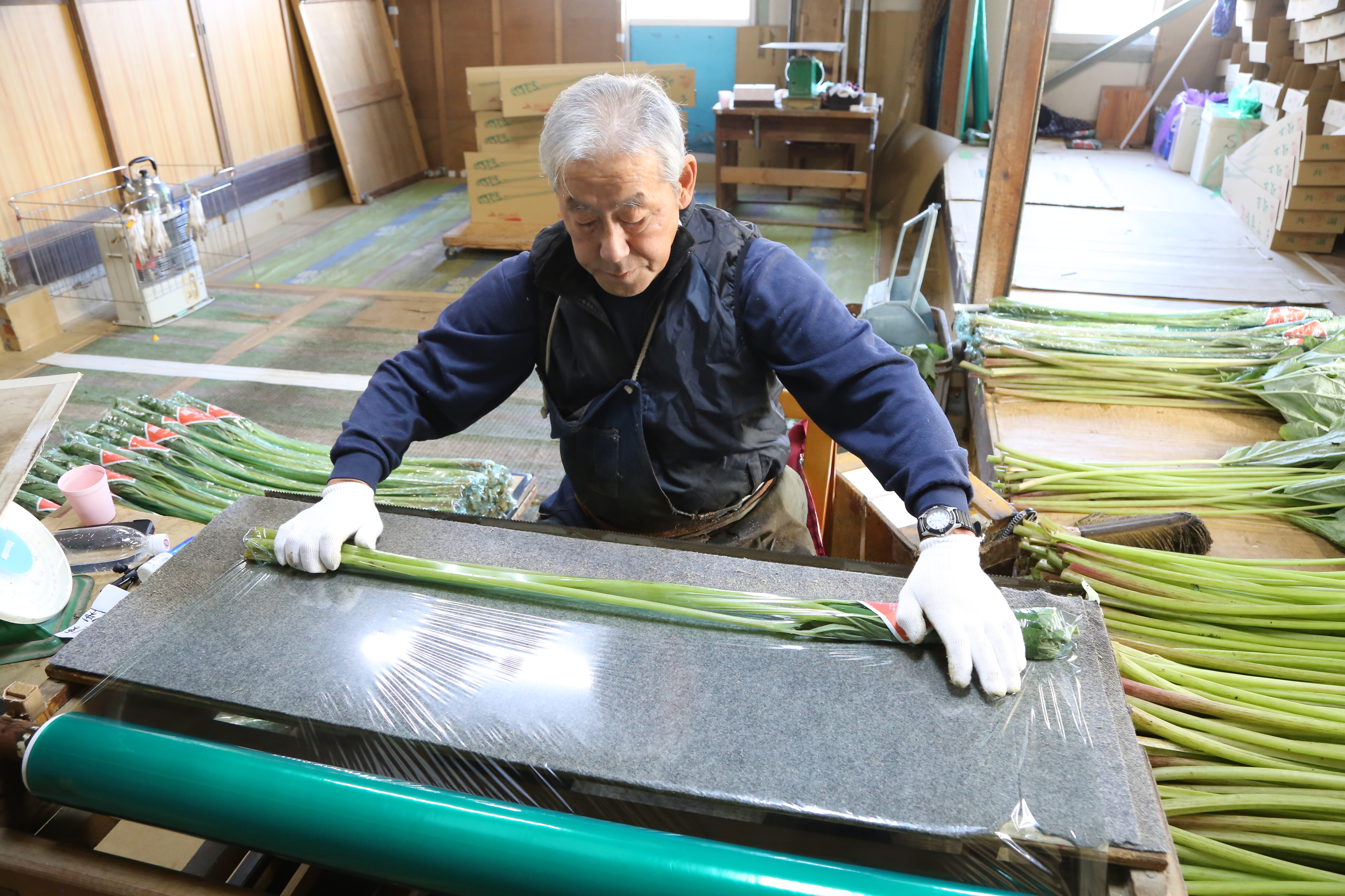 出荷作業をする横山さん