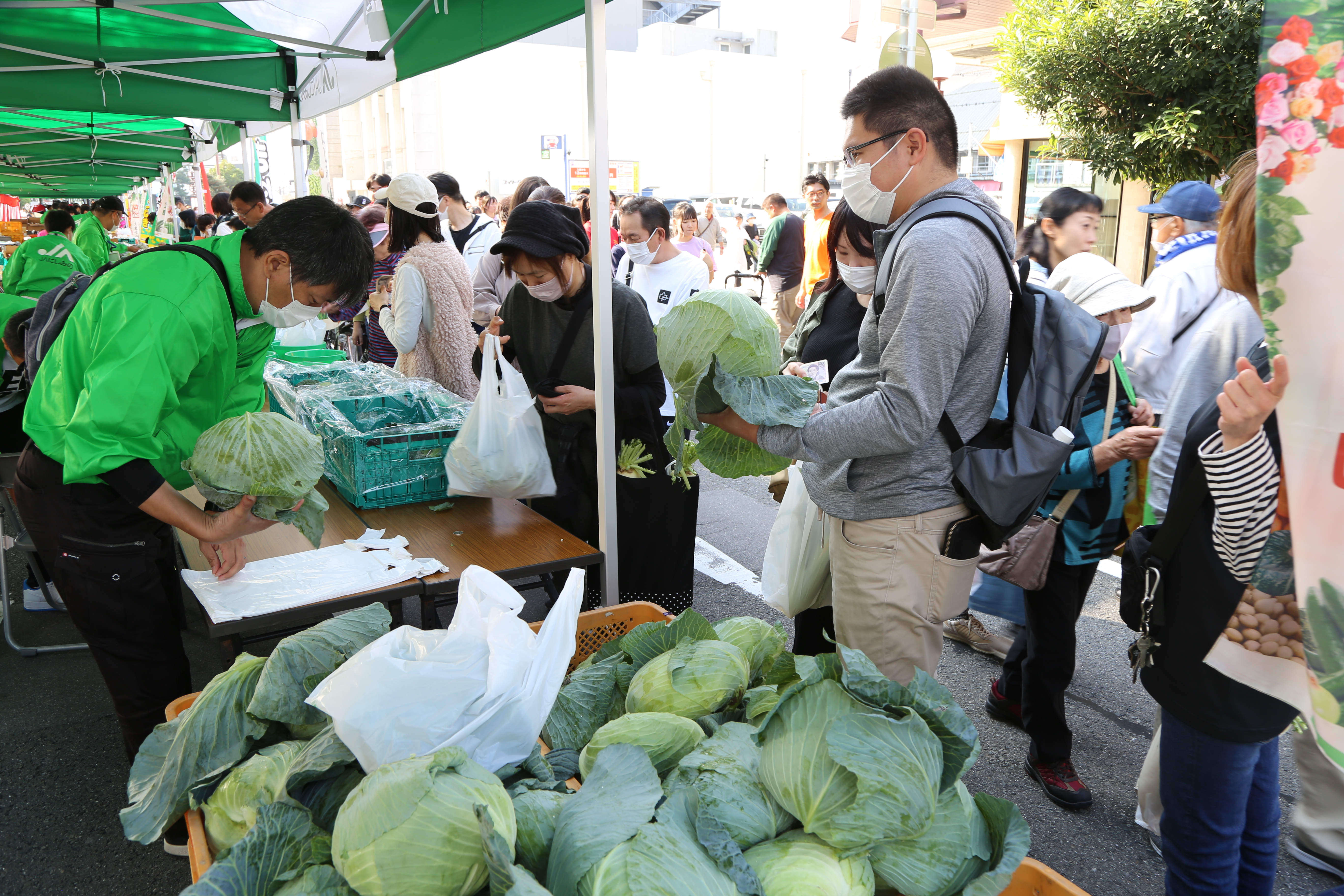 来場客で賑わう農産物売り場