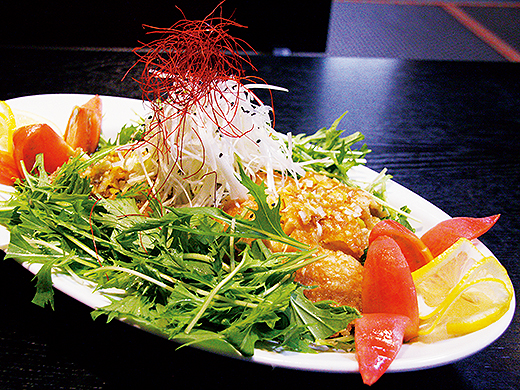 さっぱりとしたソースで味わう　水菜たっぷり油淋鶏（ユーリンチー）