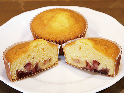 イチゴの風味をやさしく包む 苺のマドレーヌ